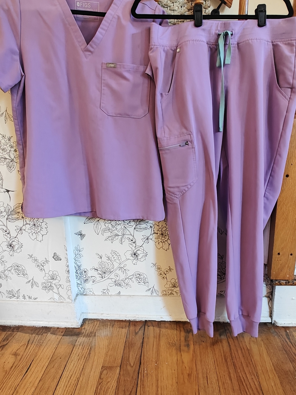 FIGS Women's Lilac Dawn Scrub Set